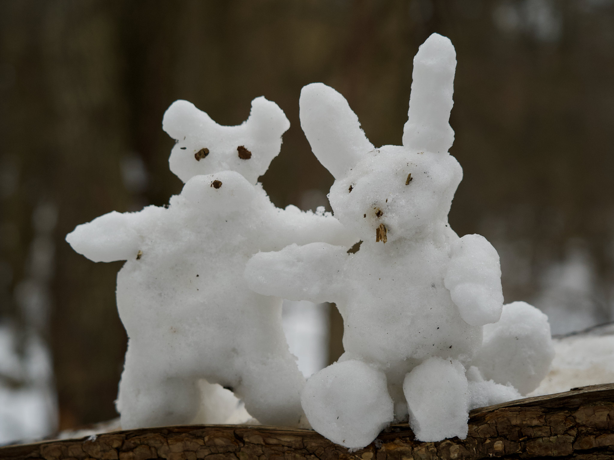 Снежные фигурки на новый год кролика волк и зайчик